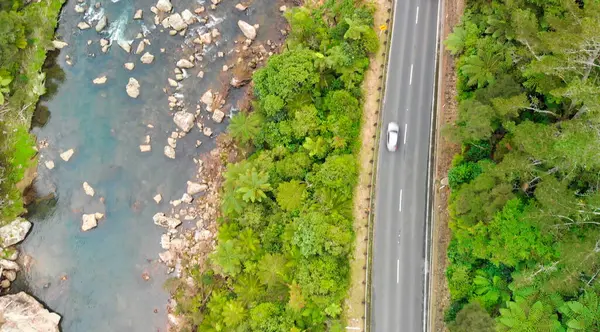 Yeni Zelanda 'daki Karangahake Boğazı' nın hava manzarası kıvrımlı nehri ve yemyeşil manzarayı gösteriyor..
