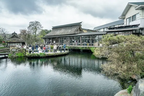 Oshino Hakkai, Japonya - 26 Nisan 2025: Geleneksel Japon evleri ve kristal berrak bahar havuzlarıyla Oshino Hakkai 'nin huzurlu manzarası.