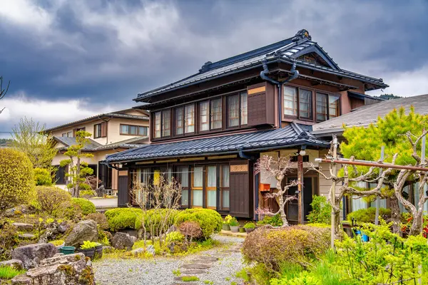 Japonya 'nın Oshino Hakkai kentinin temiz sularda ve Mt. Fuji yakında..