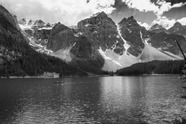 Alp Cenneti - Moraine Gölü 'nde Yürüyüş ve Manzaralar.