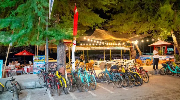 Gili Trawangan, Endonezya - 25 Ağustos 2023: Canlı ışıklarla dolu sahil boyunca Gili Trawangan 'ın gece caddeleri.