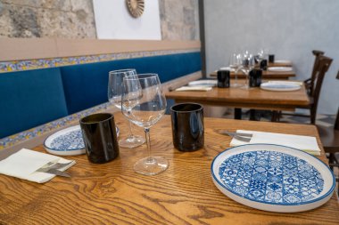 Geleneksel İspanyol tavernası. Kırsal ahşap masalar ve sıcak ortam aydınlatması var..