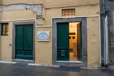 Geleneksel İspanyol tavernası girişi, kırsal ahşap kapılı ve klasik tabelası var..