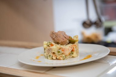 Lezzetli İtalyan antipasti seçimi zeytin, salam ve peynir çeşitleriyle servis edilir..