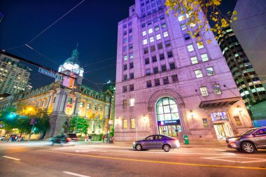 Vancouver, Kanada - 9 Ağustos 2017: Geceleri şehir sokakları ve binalar.