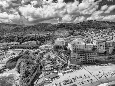 Yaz mevsiminde Tropea 'nın panoramik hava manzarası, Calabria - İtalya.