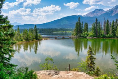 Jasper Ulusal Parkı 'nın kalbine yerleşmiş Piramit Gölü' ndeki Sahne Piramidi Adası..