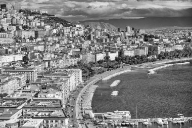 Posillipo 'dan gelen Napoli deniz manzarası çarpıcı kıyı manzarası ve şehir manzarası..