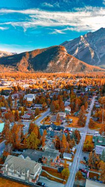 Banff kasabasının nefes kesen manzarası manzaralı bir dağ vadisinde..