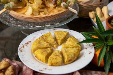 Lezzetli İtalyan antipasti seçimi zeytin, salam ve peynir çeşitleriyle servis edilir..