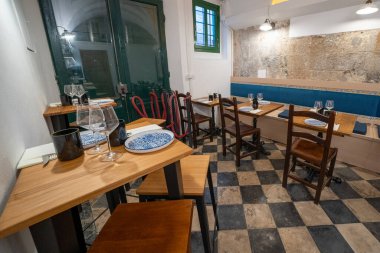 Otantik İspanyol tavernası, taşra cazibesi, ahşap masalar ve hoş geldin atmosferi..