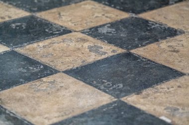 Siyah ve beyaz kareli fayanslar klasik geometrik desen oluşturuyor.