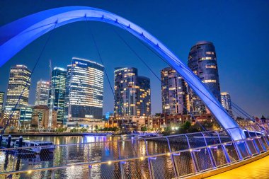 Perth, Avustralya - 31 Ağustos 2023: Günbatımında Elizabeth Quay Köprüsü ve gökdelenleri, Perth.