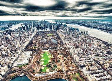 Bulutlu bir günde Manhattan helikopter manzarası. Midtown ve Central Park hava manzarası