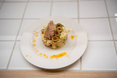 Lezzetli İtalyan antipasti seçimi zeytin, salam ve peynir çeşitleriyle servis edilir..