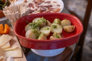 Lezzetli İtalyan antipasti seçimi zeytin, salam ve peynir çeşitleriyle servis edilir..