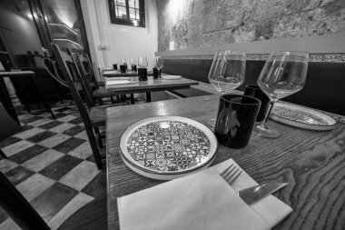 Otantik İspanyol tavernası, taşra cazibesi, ahşap masalar ve hoş geldin atmosferi..