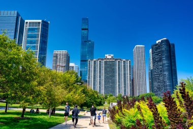 Chicago, IL - 25 Temmuz 2024 Mükemmel bir yaz gününde Chicago şehir merkezinden Lakefront patikasından gökyüzü.