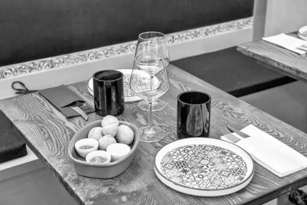 Lezzetli İtalyan antipasti seçimi zeytin, salam ve peynir çeşitleriyle servis edilir..