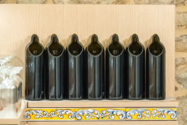 İspanyol barında sangria için hazırlanmış çeşitli şarap şişeleri..