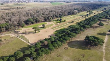 İtalya 'nın Pisa kentindeki San Rossore Doğal Parkı' nın yemyeşil ve kıyı şeridi manzarası.