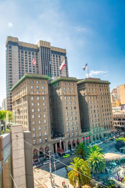 San Francisco, CA - 6 Ağustos 2017: Güneşli bir günde şehrin sokakları ve binaları.