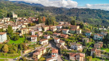 Berrak gökyüzü ve manzaralı Barga, Garfagnana 'nın çarpıcı hava manzarası.