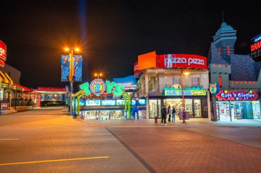 Niagara Şelalesi, Kanada - 5 Ağustos 2024: Yaz mevsiminde Niagara Şelalesi şehir merkezi sokakları ve binaları.