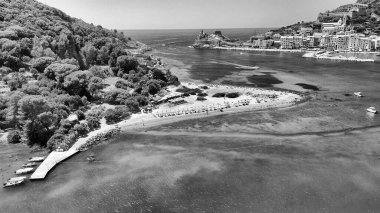 Kristal berrak su ve kayalık kıyı şeridiyle Palmaria Adası 'nın hava manzarası.