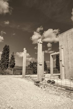 İnşaat sahasında sütun inşaatı. İnşaat etkinliği.