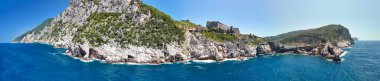 Ligurian Denizi 'nin manzaralı bir köyü olan Portovenere' in geniş kıyı manzarası..