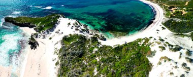 Jurien Körfezi 'ndeki Sandy Cape Reserve' in çarpıcı insansız hava aracı perspektifi dokunulmamış sahil güzelliğini gözler önüne seriyor..