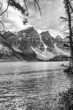 El değmemiş Güzellik - Moraine Gölü 'nün Turkuaz Suları ve Yazın Yüksek Tepeleri.