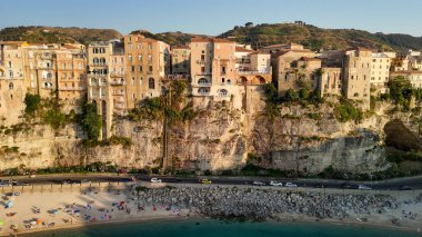 Calabrian kıyısı ve turkuaz deniz boyunca Tropea kasabasının insansız hava aracı görüntüsü..