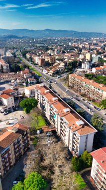 Güneşli bir günde Floransa 'nın havadan manzaralı kenar mahalleleri..