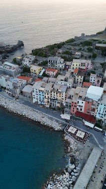 Gün batımında Portovenere şehrinin panoramik hava manzarası.