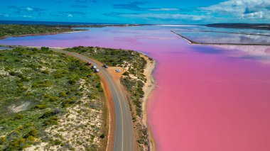 Hutt Gölünün çarpıcı renkleri ve çevreleyen manzaraları, nefes kesici bir hava perspektifi..