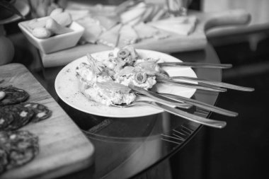 Geleneksel ahşap tahta, çeşitli İtalyan eti ve salamları servis etmeye hazır..