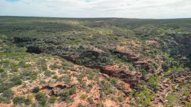 Kalbarri Ulusal Parkı 'ndaki Z Bend kaya oluşumu ve Kanyon' un göz alıcı kuş bakışı görüntüsü..