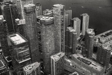 Şehir Parıltısı. Toronto 'nun Aydınlanmış Sokaklarının Çarpıcı Hava Gecesi.