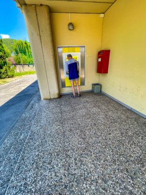 Adam bankadan para çekiyor..