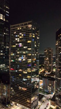 Şikago 'nun aydınlatılmış insansız hava aracı görüntüsü gece boyunca nehir boyunca yükseliyor..