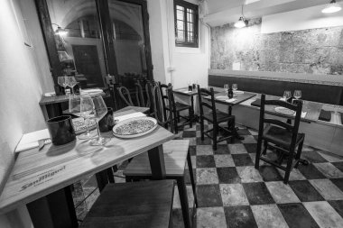 Otantik İspanyol tavernası, taşra cazibesi, ahşap masalar ve hoş geldin atmosferi..