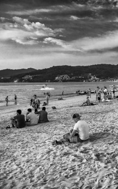 Patong Sahili, Phuket 'te altın saatinde bir kalabalık var..