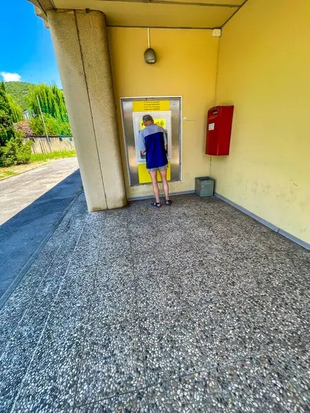 Adam bankadan para çekiyor..