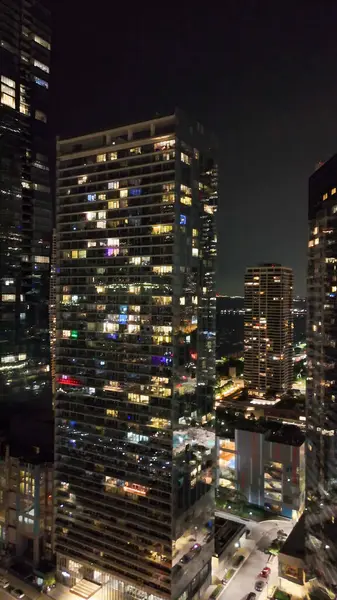 Şikago 'nun aydınlatılmış insansız hava aracı görüntüsü gece boyunca nehir boyunca yükseliyor..