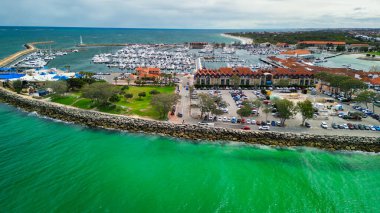 Batı Avustralya 'nın Sorrento kıyı şeridi, limanı ve kasabasının havadan görünüşü.