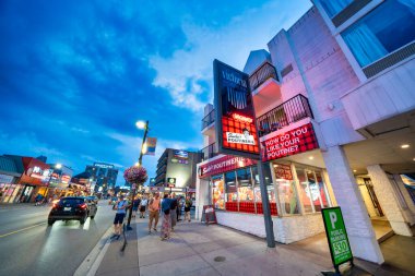 Niagara Şelalesi, Kanada - 5 Ağustos 2024: Yaz mevsiminde Niagara Şelalesi şehir merkezi sokakları ve binaları.