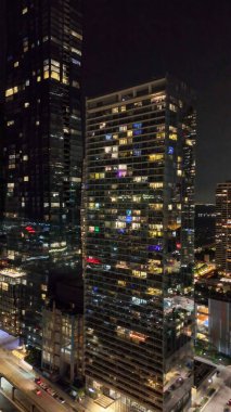 Chicago gökdelenleri nehri yansıtan nefes kesici gece havası..