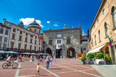 Bergamo, İtalya - 16 Temmuz 2017: Bergamo Alta 'nın ortaçağ caddeleri ve binaları güneşli bir yaz gününde.